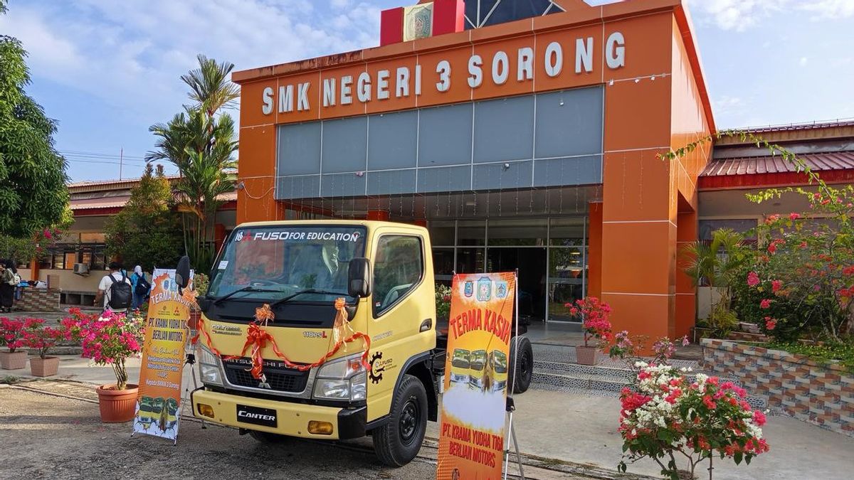 Dukung Pendidikan Vokasi, KTB Serahkan Truk Fuso ke SMK di Papua Barat Daya