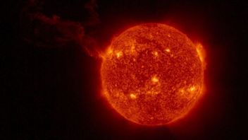 宇宙飞船成功捕获的可怕的太阳喷发的肖像