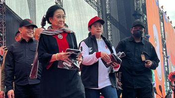 梅加瓦蒂·辛迪尔(Megawati Sindir)在班尤万基人民庆典的演讲中使用国家设施的竞选官员