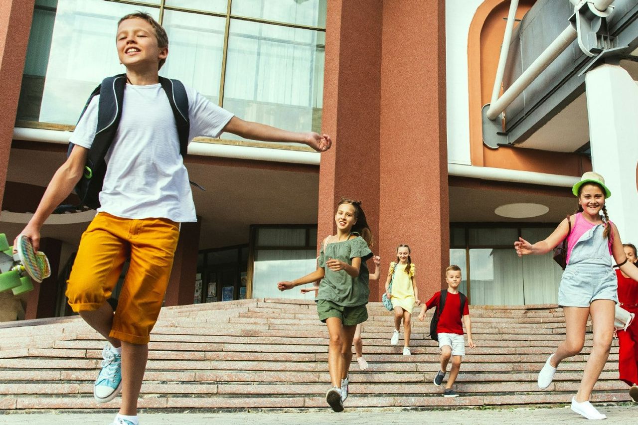 Shopee Back To Schoolキャンペーンで学校で活動している子供たちの精神を作る