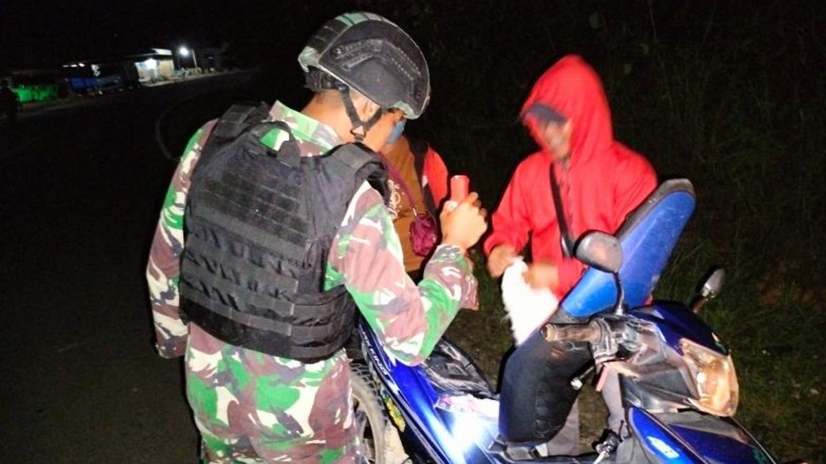 Pamtas Checks Drivers At The RI-Malaysia Limit To Prevent Illegal Activities