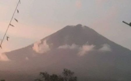 Gunung Semeru Keluarkan Asap Kawah Setinggi 500 Meter