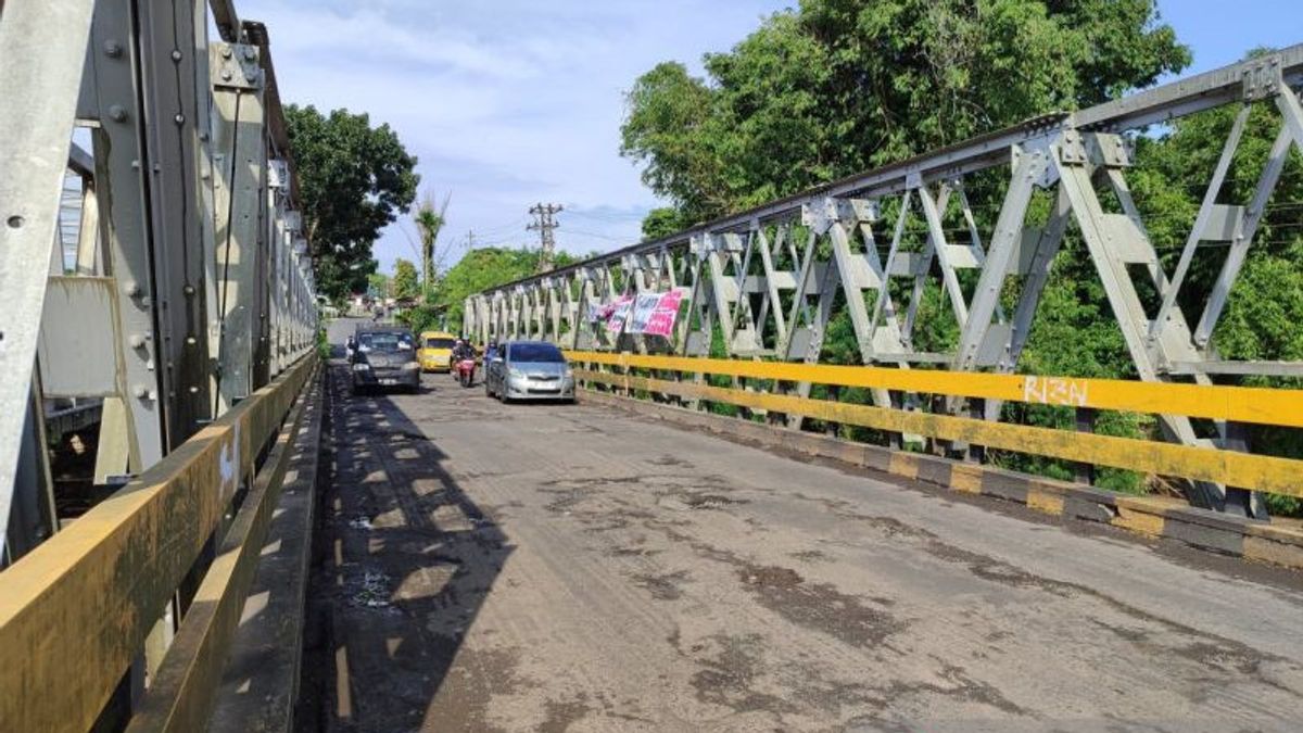 イード・アル=フィトルに先立ち、ベンクル市政府はラワ・マクムール橋の損傷した道路の修理に忙しく