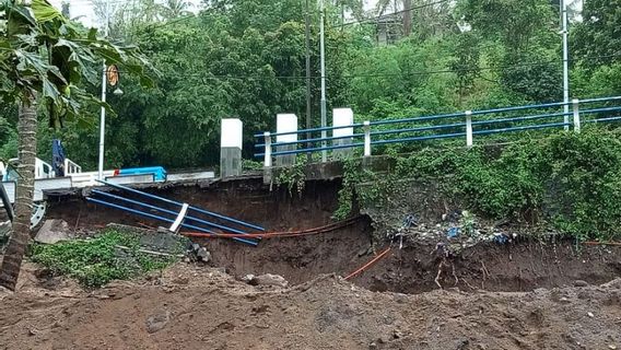 Ahead Of The World Superbike, The Road In The Senggigi Tourism Area Of Lombok Collapses Again