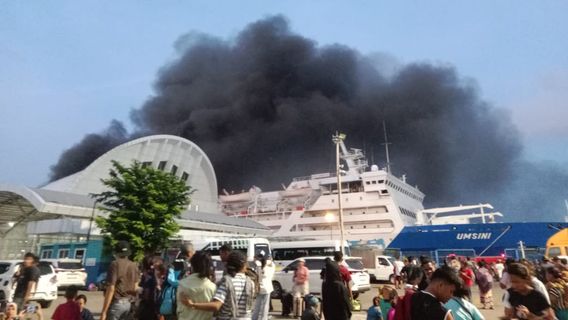 KM Umsini Terbakar di Pelabuhan Soekarno-Hatta Makassar, Penumpang Panik Lari Berhamburan 