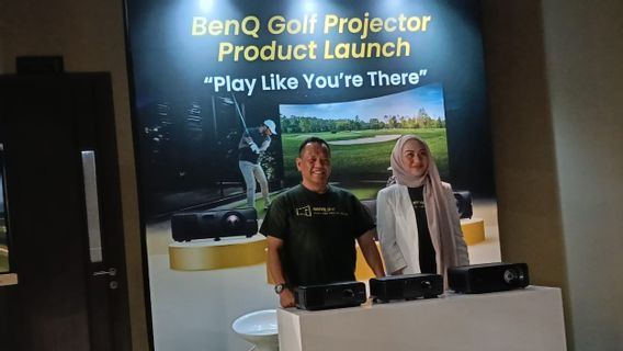 Latihan Golf Makin Asyik dengan Proyektor Simulator BenQ AK700ST