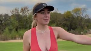 Golf Beauty Grace Charis Pamer Gaya di Lapangan Golf