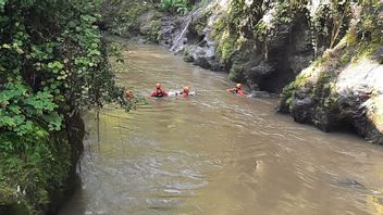 巴萨纳斯巴厘岛康布斯巴厘岛乌布河，一名事故受害者尚未找到