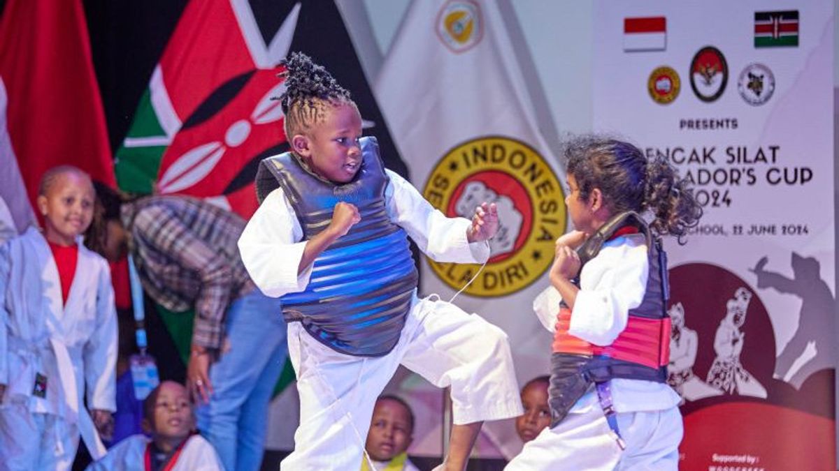 数百名肯尼亚学生参加武术锦标赛的热情