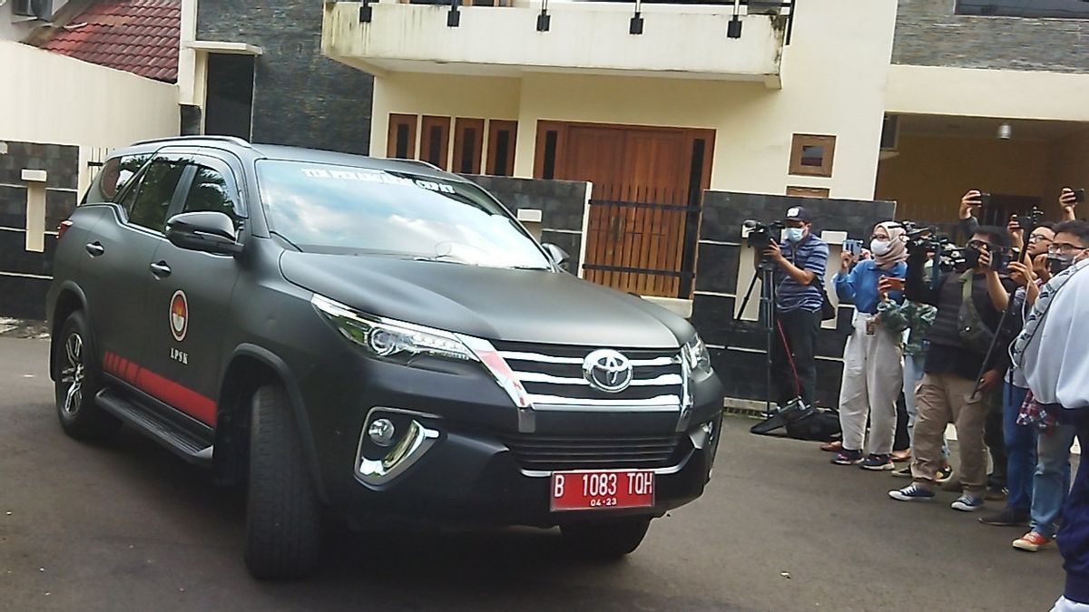 LPSK Leaves Inspector General Ferdy Sambo's Private House After 3 Hours Checking Putri Candrawati