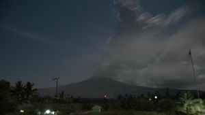 L'éruption du mont Lewotobi masculin ce soir, la colonne d'abou volcanique atteint 800 mètres