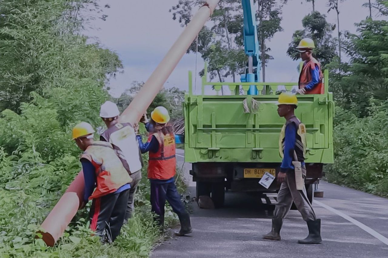 PLN construit un nouveau réseau et une électricité de 4 villages à Pelosok NTT
