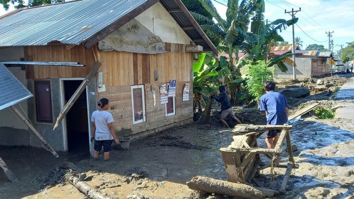 山洪暴发袭击中苏拉威西岛91所房屋,BPBD要求提供有关受影响居民需求的数据
