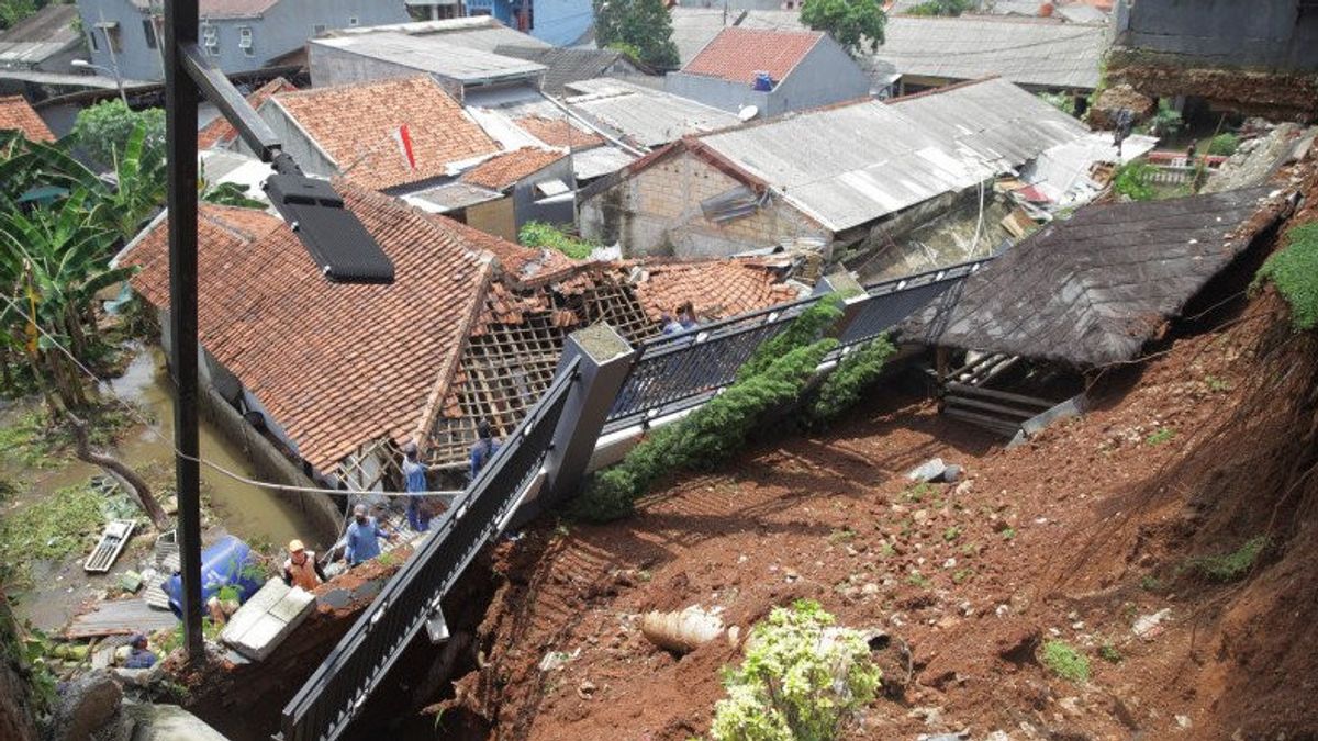 Wagub DKI Tinjau Longsor Ciganjur, Pastikan Penanganan Maksimal Dampak Banjir