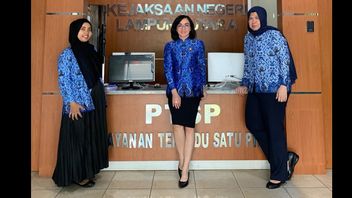 Waiting For The Work Of Prosecutor Cantik And Gaul Yuliana Sagala At The Denpasar Prosecutor's Office