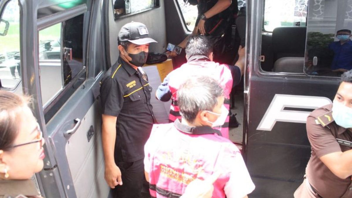 North Sulawesi Prosecutor's Office Receives Delegation Of Corruption Suspects For North Minahasa COVID-19 Funds