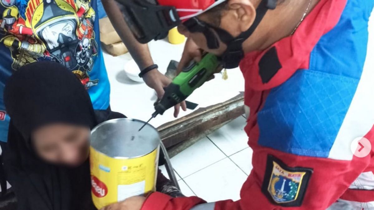 Kaleng Biskuit Tersangkut di Kepala Anak Kecil Saat Bermain, Dibantu Petugas Damkar Melepaskan