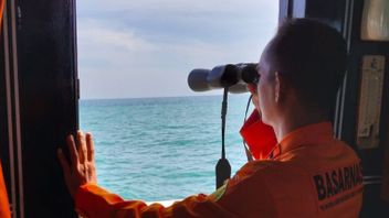 سفينة صيد تتعرض لرياح، ولا يزال 10 من أفراد الطاقم مفقودين في مياه بحر جاوة