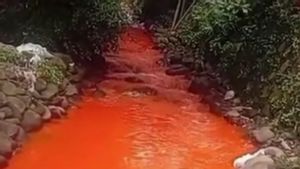 茂物摄政政府Tong Sampah Cemari Sungai Jadi Oranye