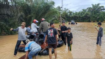 明古鲁地区5个辖区的数千所房屋被洪水淹没，数百名居民流离失所