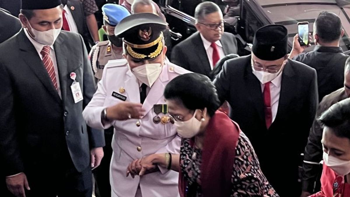 Carrying Batik, Megawati Soekarnoputri's Hand Was Cooperated When Presented With The Inauguration Of The Mayor Of Semarang Hevearita Gunaryanti