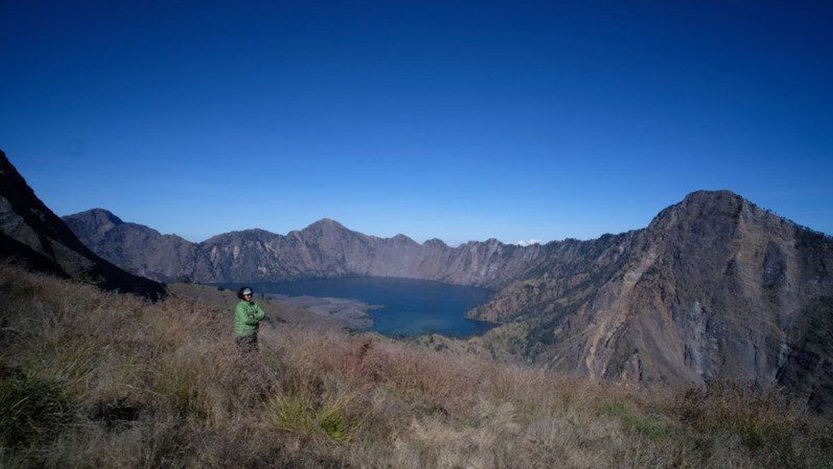 頂上での自撮り、ポルトガル人はリンジャニ山の150メートルの深い渓谷に落ちた