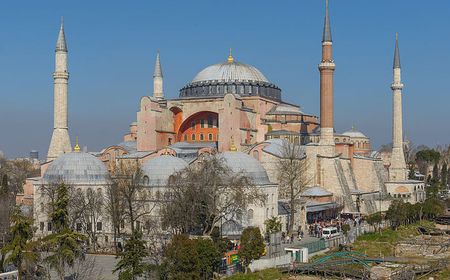 Salat Jumat Pertama di 'Masjid' Hagia Sophia