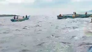 Terapung Berpegangan <i>Long Boat</i> dari Kemarin Pagi, 2 Warga Tenggelam di Perairan Malut Berhasil Diselamatkan
