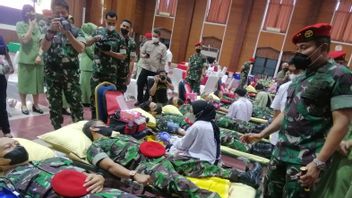 Kopassus Bagi-bagi 2.450 Paket Sembako untuk Warga Tidak Mampu