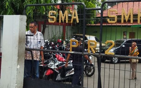 Pria Berbaju Batik Mengaku Polisi Larang Awak Media Liputan Aksi Demo Pelajar di Sekolah PR 2 Duren Sawit