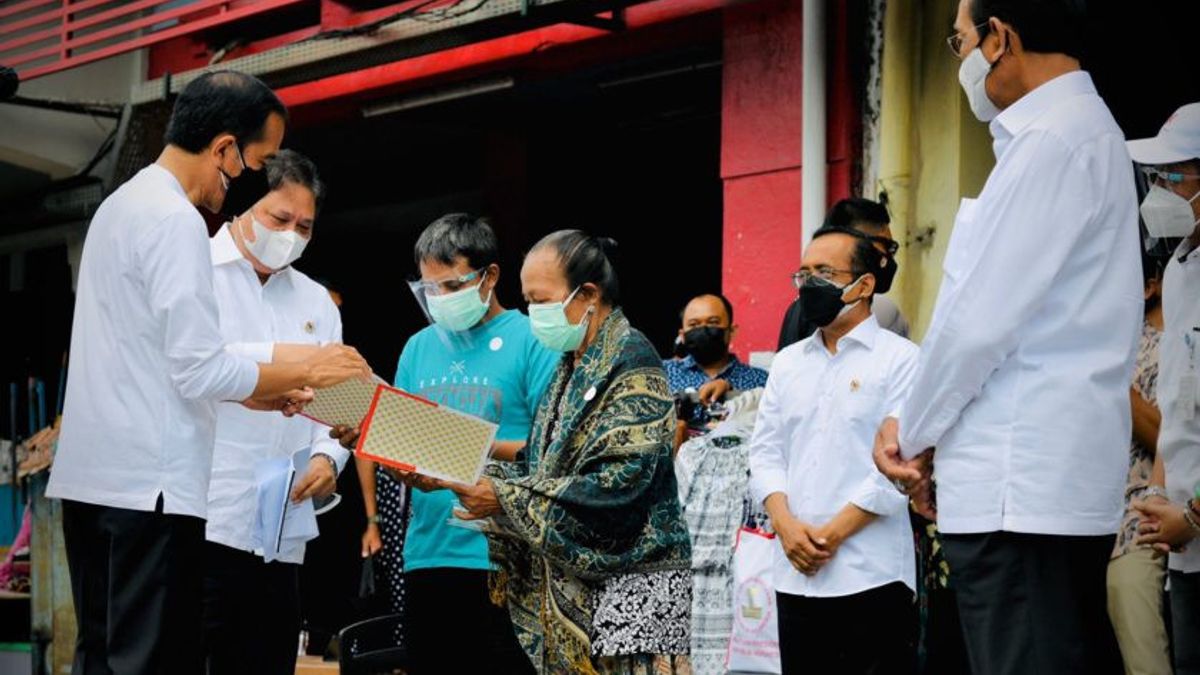 Presiden Jokowi Resmikan Program Bantuan Tunai untuk PKL dan Warung, 9 Oktober 2021