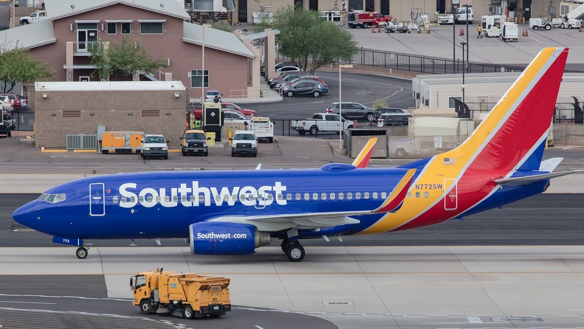 Bondissant De La Porte De La Cuisine Alors Qu’un Avion Accélère Sur La Piste De L’aéroport, Un Homme De Phoenix Arrêté Par Les Autorités