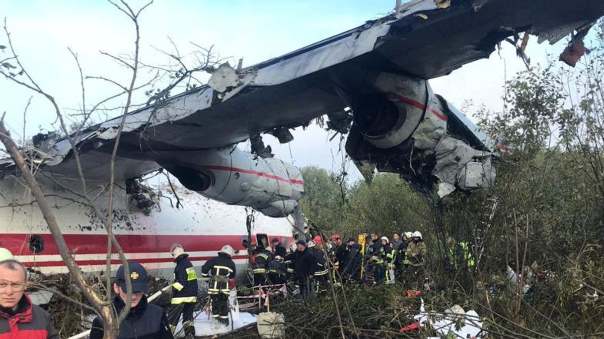 Pesawat Kargo Ukraina Jatuh dan Terbakar di Wilayah Yunani, Delapan Awak Belum Diketahui Nasibnya
