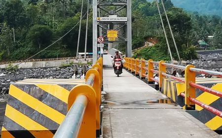 Bahaya! Satu Tali Sling Jembatan Gantung Kali Regoyo Lumajang Terputus Diterjang Banjir