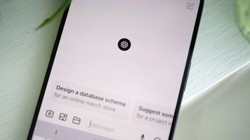 ChatGPT يعود إلى قمة متجر التطبيقات في الولايات المتحدة بعد أن تم تغيير موقفه من قبل كلود
