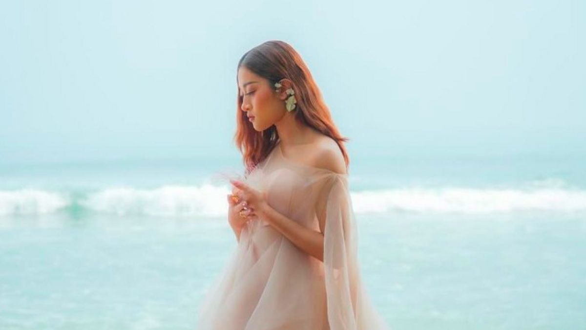艾莎·雷特诺(Aisha Retno)通过《Single Hope Saja》为印度尼西亚音乐市场提供信息