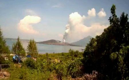 Tinggi Asap Kawah Gunung Anak Krakatau Capai 500 Meter