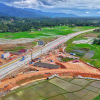 Hati-hati Lintasi Tol Padang–Sicincin, Ada Pemasangan Balok Jembatan