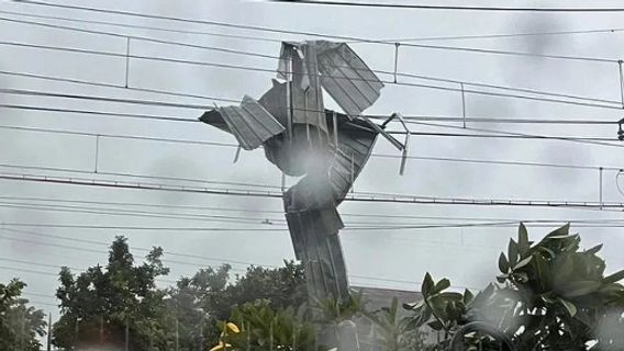 Agara Seng Terbang, Calon Penumpang KRL Tujuan Bogor Padati Stasiun Manggarai