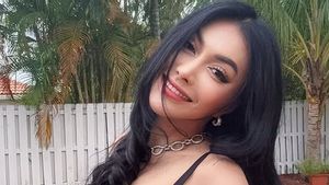 Tampil Seksi dengan Hosiery, Intip 7 Potret Denada Terbaru