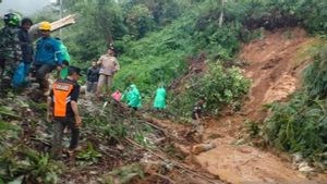 Mini Bus Dragged By Landslide Enters Abyss In Bengkulu Lebong