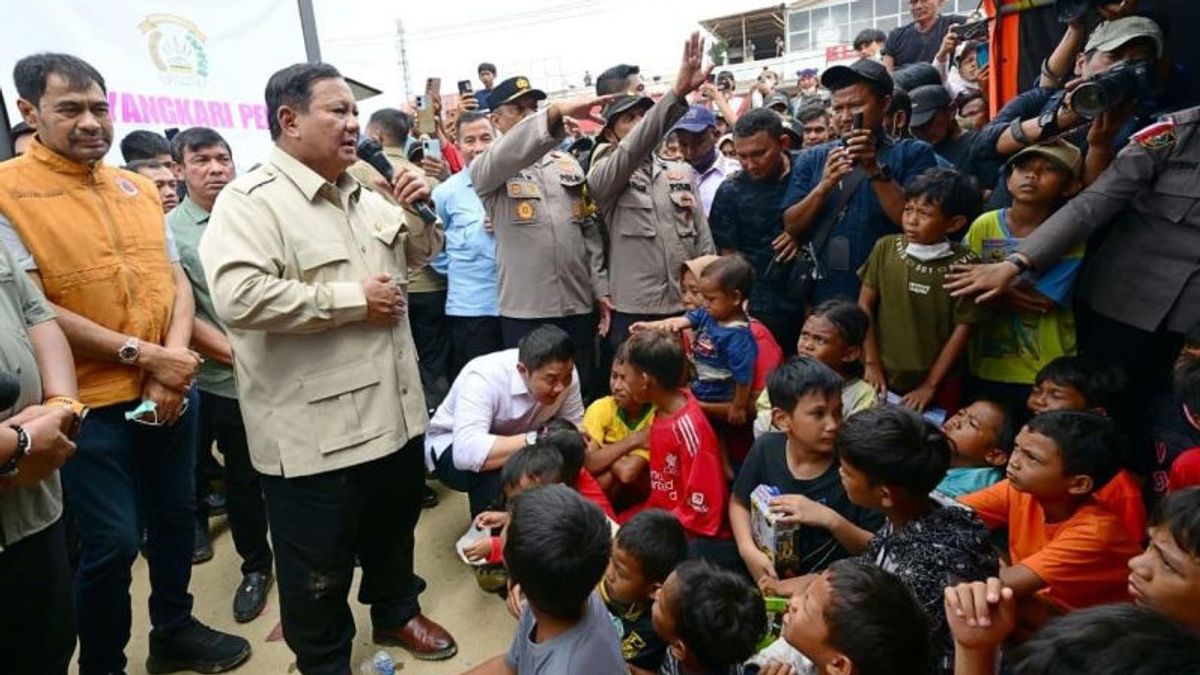 Prabowo Bagikan Mainan hingga Tinjau Posko Kesehatan di Aceh Tamiang