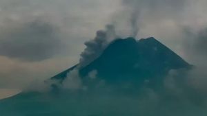 Awan Panas Guguran Gunung Merapi Meluncur Sejauh Satu Kilometer