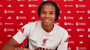 Rio Ngumoha Teken Kontrak Profesional Pertama di Liverpool setelah Tampil Gemilang