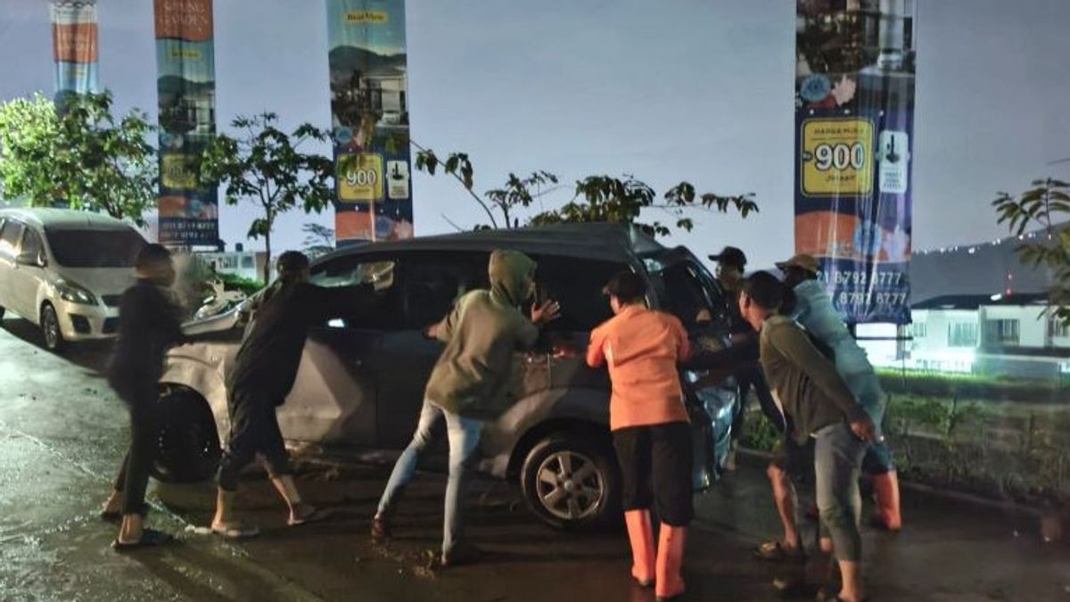 BPBD Bogor疏散了在Bojongkoneng被洪水带走的汽车