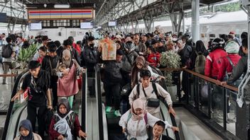 an Market Station empoché par des milliers de passagers en arrière depuis le longitude H +5