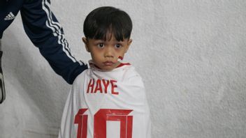 Momen Thom Haye Berikan Jersey kepada Anak Balita