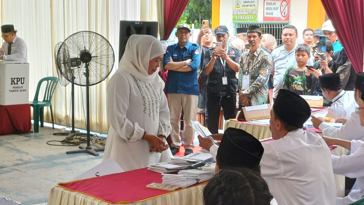 Nyoblos sur TPS 031 Surabaya, Khofifah rappelle au public de ne pas se cacher