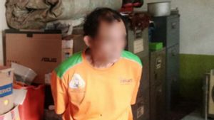 Pria Berseragam DLH DKI Jakarta Curi Gerobak Sampah