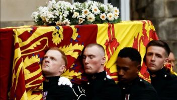 Arriving in Edinburgh, Queen Elizabeth II's Coffin Departs for St. Giles  Cathedral